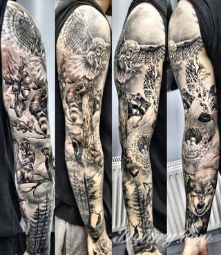 Niesamowite w swojej formie tatuaże-rękawy zajmują cała powierzchnię ramiona i przedramiona. Tworzą jednolitą zdobiącą ciało całość. Taki graficzny rękaw na skórze to tatuaż szczególnie ciekawy w przypadku aktywnych, silnych mężczyzn. 
