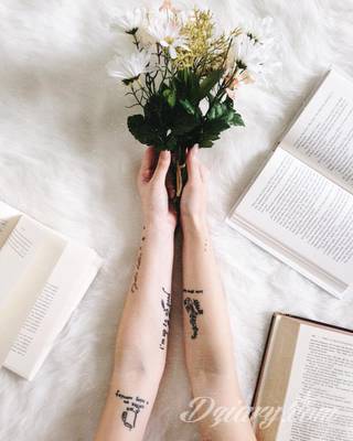 Niesamowite w swojej formie tatuaże-rękawy zajmują cała powierzchnię ramiona i przedramiona. Tworzą jednolitą zdobiącą ciało całość. Taki graficzny rękaw na skórze to tatuaż szczególnie ciekawy w przypadku aktywnych, silnych mężczyzn. 