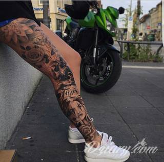 Niesamowite w swojej formie tatuaże-rękawy zajmują cała powierzchnię ramiona i przedramiona. Tworzą jednolitą zdobiącą ciało całość. Taki graficzny rękaw na skórze to tatuaż szczególnie ciekawy w przypadku aktywnych, silnych mężczyzn. 