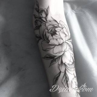 Niesamowite w swojej formie tatuaże-rękawy zajmują cała powierzchnię ramiona i przedramiona. Tworzą jednolitą zdobiącą ciało całość. Taki graficzny rękaw na skórze to tatuaż szczególnie ciekawy w przypadku aktywnych, silnych mężczyzn. 