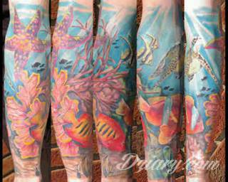 Niesamowite w swojej formie tatuaże-rękawy zajmują cała powierzchnię ramiona i przedramiona. Tworzą jednolitą zdobiącą ciało całość. Taki graficzny rękaw na skórze to tatuaż szczególnie ciekawy w przypadku aktywnych, silnych mężczyzn. 