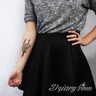 Niesamowite w swojej formie tatuaże-rękawy zajmują cała powierzchnię ramiona i przedramiona. Tworzą jednolitą zdobiącą ciało całość. Taki graficzny rękaw na skórze to tatuaż szczególnie ciekawy w przypadku aktywnych, silnych mężczyzn. 