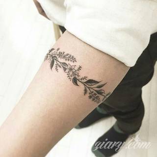 Niesamowite w swojej formie tatuaże-rękawy zajmują cała powierzchnię ramiona i przedramiona. Tworzą jednolitą zdobiącą ciało całość. Taki graficzny rękaw na skórze to tatuaż szczególnie ciekawy w przypadku aktywnych, silnych mężczyzn. 