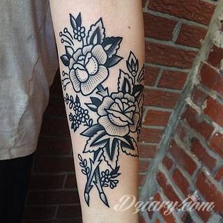 Niesamowite w swojej formie tatuaże-rękawy zajmują cała powierzchnię ramiona i przedramiona. Tworzą jednolitą zdobiącą ciało całość. Taki graficzny rękaw na skórze to tatuaż szczególnie ciekawy w przypadku aktywnych, silnych mężczyzn. 