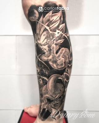 Niesamowite w swojej formie tatuaże-rękawy zajmują cała powierzchnię ramiona i przedramiona. Tworzą jednolitą zdobiącą ciało całość. Taki graficzny rękaw na skórze to tatuaż szczególnie ciekawy w przypadku aktywnych, silnych mężczyzn. 