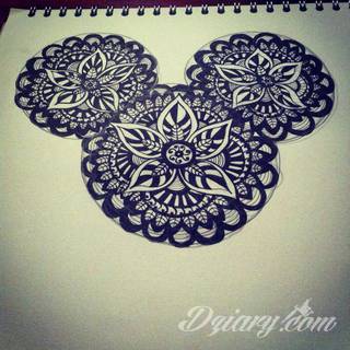 Niesamowite w swojej formie tatuaże-rękawy zajmują cała powierzchnię ramiona i przedramiona. Tworzą jednolitą zdobiącą ciało całość. Taki graficzny rękaw na skórze to tatuaż szczególnie ciekawy w przypadku aktywnych, silnych mężczyzn. 