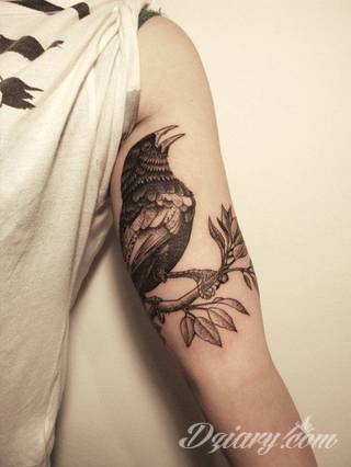 Niesamowite w swojej formie tatuaże-rękawy zajmują cała powierzchnię ramiona i przedramiona. Tworzą jednolitą zdobiącą ciało całość. Taki graficzny rękaw na skórze to tatuaż szczególnie ciekawy w przypadku aktywnych, silnych mężczyzn. 