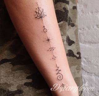 Niesamowite w swojej formie tatuaże-rękawy zajmują cała powierzchnię ramiona i przedramiona. Tworzą jednolitą zdobiącą ciało całość. Taki graficzny rękaw na skórze to tatuaż szczególnie ciekawy w przypadku aktywnych, silnych mężczyzn. 