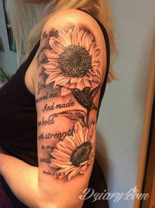 Niesamowite w swojej formie tatuaże-rękawy zajmują cała powierzchnię ramiona i przedramiona. Tworzą jednolitą zdobiącą ciało całość. Taki graficzny rękaw na skórze to tatuaż szczególnie ciekawy w przypadku aktywnych, silnych mężczyzn. 