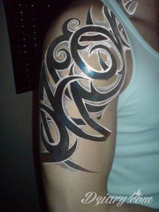 Niesamowite w swojej formie tatuaże-rękawy zajmują cała powierzchnię ramiona i przedramiona. Tworzą jednolitą zdobiącą ciało całość. Taki graficzny rękaw na skórze to tatuaż szczególnie ciekawy w przypadku aktywnych, silnych mężczyzn. 