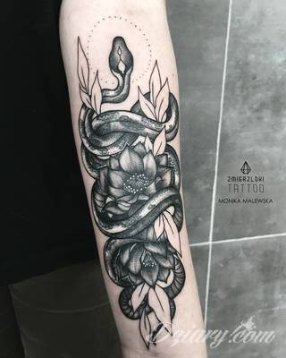 Niesamowite w swojej formie tatuaże-rękawy zajmują cała powierzchnię ramiona i przedramiona. Tworzą jednolitą zdobiącą ciało całość. Taki graficzny rękaw na skórze to tatuaż szczególnie ciekawy w przypadku aktywnych, silnych mężczyzn. 