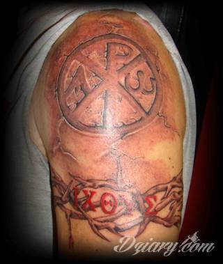 Niesamowite w swojej formie tatuaże-rękawy zajmują cała powierzchnię ramiona i przedramiona. Tworzą jednolitą zdobiącą ciało całość. Taki graficzny rękaw na skórze to tatuaż szczególnie ciekawy w przypadku aktywnych, silnych mężczyzn. 