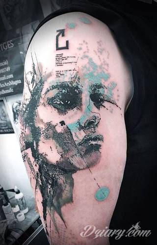 Niesamowite w swojej formie tatuaże-rękawy zajmują cała powierzchnię ramiona i przedramiona. Tworzą jednolitą zdobiącą ciało całość. Taki graficzny rękaw na skórze to tatuaż szczególnie ciekawy w przypadku aktywnych, silnych mężczyzn. 