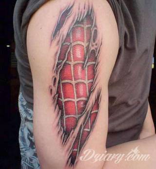 Niesamowite w swojej formie tatuaże-rękawy zajmują cała powierzchnię ramiona i przedramiona. Tworzą jednolitą zdobiącą ciało całość. Taki graficzny rękaw na skórze to tatuaż szczególnie ciekawy w przypadku aktywnych, silnych mężczyzn. 