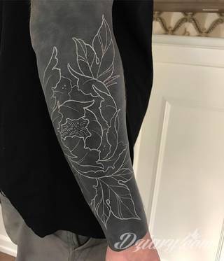 Niesamowite w swojej formie tatuaże-rękawy zajmują cała powierzchnię ramiona i przedramiona. Tworzą jednolitą zdobiącą ciało całość. Taki graficzny rękaw na skórze to tatuaż szczególnie ciekawy w przypadku aktywnych, silnych mężczyzn. 
