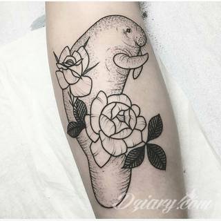 Niesamowite w swojej formie tatuaże-rękawy zajmują cała powierzchnię ramiona i przedramiona. Tworzą jednolitą zdobiącą ciało całość. Taki graficzny rękaw na skórze to tatuaż szczególnie ciekawy w przypadku aktywnych, silnych mężczyzn. 