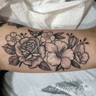 Niesamowite w swojej formie tatuaże-rękawy zajmują cała powierzchnię ramiona i przedramiona. Tworzą jednolitą zdobiącą ciało całość. Taki graficzny rękaw na skórze to tatuaż szczególnie ciekawy w przypadku aktywnych, silnych mężczyzn. 