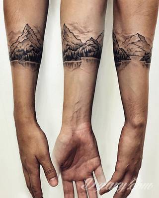 Niesamowite w swojej formie tatuaże-rękawy zajmują cała powierzchnię ramiona i przedramiona. Tworzą jednolitą zdobiącą ciało całość. Taki graficzny rękaw na skórze to tatuaż szczególnie ciekawy w przypadku aktywnych, silnych mężczyzn. 
