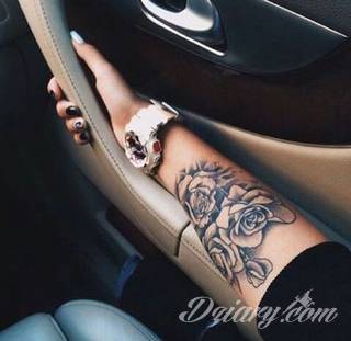 Niesamowite w swojej formie tatuaże-rękawy zajmują cała powierzchnię ramiona i przedramiona. Tworzą jednolitą zdobiącą ciało całość. Taki graficzny rękaw na skórze to tatuaż szczególnie ciekawy w przypadku aktywnych, silnych mężczyzn. 