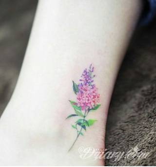 Niesamowite w swojej formie tatuaże-rękawy zajmują cała powierzchnię ramiona i przedramiona. Tworzą jednolitą zdobiącą ciało całość. Taki graficzny rękaw na skórze to tatuaż szczególnie ciekawy w przypadku aktywnych, silnych mężczyzn. 