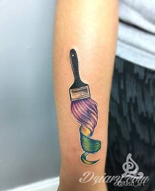 Niesamowite w swojej formie tatuaże-rękawy zajmują cała powierzchnię ramiona i przedramiona. Tworzą jednolitą zdobiącą ciało całość. Taki graficzny rękaw na skórze to tatuaż szczególnie ciekawy w przypadku aktywnych, silnych mężczyzn. 