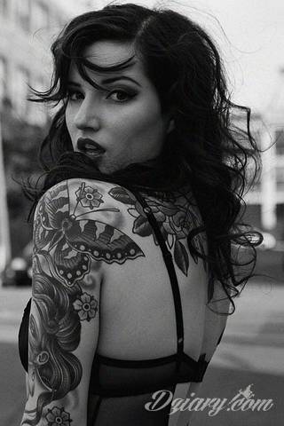 Niesamowite w swojej formie tatuaże-rękawy zajmują cała powierzchnię ramiona i przedramiona. Tworzą jednolitą zdobiącą ciało całość. Taki graficzny rękaw na skórze to tatuaż szczególnie ciekawy w przypadku aktywnych, silnych mężczyzn. 