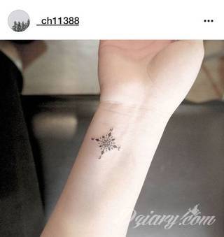 Niesamowite w swojej formie tatuaże-rękawy zajmują cała powierzchnię ramiona i przedramiona. Tworzą jednolitą zdobiącą ciało całość. Taki graficzny rękaw na skórze to tatuaż szczególnie ciekawy w przypadku aktywnych, silnych mężczyzn. 