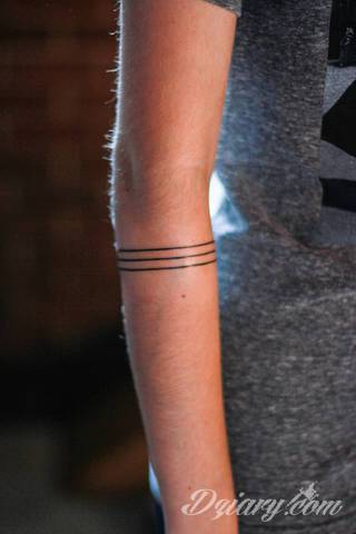 Niesamowite w swojej formie tatuaże-rękawy zajmują cała powierzchnię ramiona i przedramiona. Tworzą jednolitą zdobiącą ciało całość. Taki graficzny rękaw na skórze to tatuaż szczególnie ciekawy w przypadku aktywnych, silnych mężczyzn. 