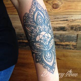 Niesamowite w swojej formie tatuaże-rękawy zajmują cała powierzchnię ramiona i przedramiona. Tworzą jednolitą zdobiącą ciało całość. Taki graficzny rękaw na skórze to tatuaż szczególnie ciekawy w przypadku aktywnych, silnych mężczyzn. 