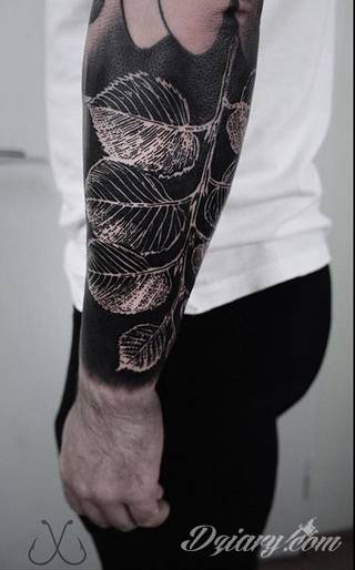 Niesamowite w swojej formie tatuaże-rękawy zajmują cała powierzchnię ramiona i przedramiona. Tworzą jednolitą zdobiącą ciało całość. Taki graficzny rękaw na skórze to tatuaż szczególnie ciekawy w przypadku aktywnych, silnych mężczyzn. 
