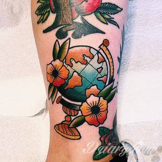 Niesamowite w swojej formie tatuaże-rękawy zajmują cała powierzchnię ramiona i przedramiona. Tworzą jednolitą zdobiącą ciało całość. Taki graficzny rękaw na skórze to tatuaż szczególnie ciekawy w przypadku aktywnych, silnych mężczyzn. 