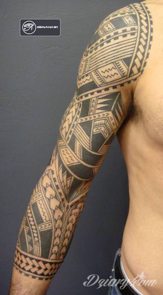 Niesamowite w swojej formie tatuaże-rękawy zajmują cała powierzchnię ramiona i przedramiona. Tworzą jednolitą zdobiącą ciało całość. Taki graficzny rękaw na skórze to tatuaż szczególnie ciekawy w przypadku aktywnych, silnych mężczyzn. 