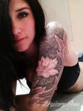 Niesamowite w swojej formie tatuaże-rękawy zajmują cała powierzchnię ramiona i przedramiona. Tworzą jednolitą zdobiącą ciało całość. Taki graficzny rękaw na skórze to tatuaż szczególnie ciekawy w przypadku aktywnych, silnych mężczyzn. 