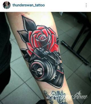 Niesamowite w swojej formie tatuaże-rękawy zajmują cała powierzchnię ramiona i przedramiona. Tworzą jednolitą zdobiącą ciało całość. Taki graficzny rękaw na skórze to tatuaż szczególnie ciekawy w przypadku aktywnych, silnych mężczyzn. 