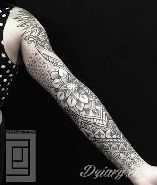 Niesamowite w swojej formie tatuaże-rękawy zajmują cała powierzchnię ramiona i przedramiona. Tworzą jednolitą zdobiącą ciało całość. Taki graficzny rękaw na skórze to tatuaż szczególnie ciekawy w przypadku aktywnych, silnych mężczyzn. 
