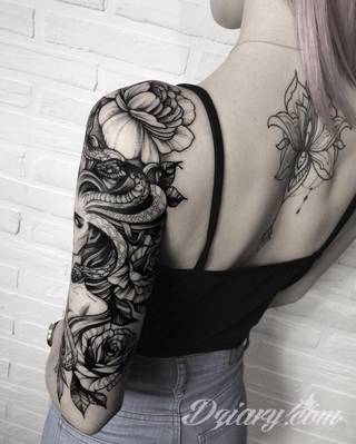 Niesamowite w swojej formie tatuaże-rękawy zajmują cała powierzchnię ramiona i przedramiona. Tworzą jednolitą zdobiącą ciało całość. Taki graficzny rękaw na skórze to tatuaż szczególnie ciekawy w przypadku aktywnych, silnych mężczyzn. 