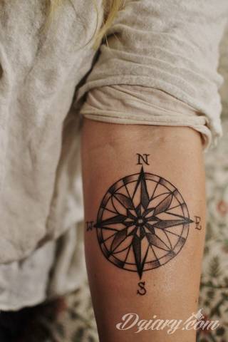 Niesamowite w swojej formie tatuaże-rękawy zajmują cała powierzchnię ramiona i przedramiona. Tworzą jednolitą zdobiącą ciało całość. Taki graficzny rękaw na skórze to tatuaż szczególnie ciekawy w przypadku aktywnych, silnych mężczyzn. 