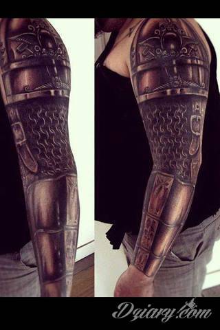 Niesamowite w swojej formie tatuaże-rękawy zajmują cała powierzchnię ramiona i przedramiona. Tworzą jednolitą zdobiącą ciało całość. Taki graficzny rękaw na skórze to tatuaż szczególnie ciekawy w przypadku aktywnych, silnych mężczyzn. 