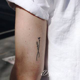 Niesamowite w swojej formie tatuaże-rękawy zajmują cała powierzchnię ramiona i przedramiona. Tworzą jednolitą zdobiącą ciało całość. Taki graficzny rękaw na skórze to tatuaż szczególnie ciekawy w przypadku aktywnych, silnych mężczyzn. 