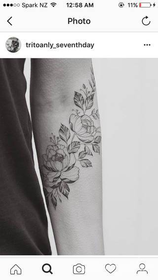 Niesamowite w swojej formie tatuaże-rękawy zajmują cała powierzchnię ramiona i przedramiona. Tworzą jednolitą zdobiącą ciało całość. Taki graficzny rękaw na skórze to tatuaż szczególnie ciekawy w przypadku aktywnych, silnych mężczyzn. 