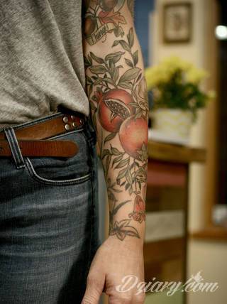 Niesamowite w swojej formie tatuaże-rękawy zajmują cała powierzchnię ramiona i przedramiona. Tworzą jednolitą zdobiącą ciało całość. Taki graficzny rękaw na skórze to tatuaż szczególnie ciekawy w przypadku aktywnych, silnych mężczyzn. 