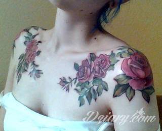 Niesamowite w swojej formie tatuaże-rękawy zajmują cała powierzchnię ramiona i przedramiona. Tworzą jednolitą zdobiącą ciało całość. Taki graficzny rękaw na skórze to tatuaż szczególnie ciekawy w przypadku aktywnych, silnych mężczyzn. 