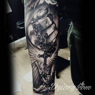 Niesamowite w swojej formie tatuaże-rękawy zajmują cała powierzchnię ramiona i przedramiona. Tworzą jednolitą zdobiącą ciało całość. Taki graficzny rękaw na skórze to tatuaż szczególnie ciekawy w przypadku aktywnych, silnych mężczyzn. 