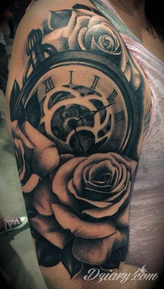 Niesamowite w swojej formie tatuaże-rękawy zajmują cała powierzchnię ramiona i przedramiona. Tworzą jednolitą zdobiącą ciało całość. Taki graficzny rękaw na skórze to tatuaż szczególnie ciekawy w przypadku aktywnych, silnych mężczyzn. 