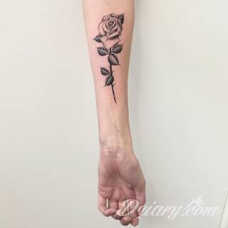 Niesamowite w swojej formie tatuaże-rękawy zajmują cała powierzchnię ramiona i przedramiona. Tworzą jednolitą zdobiącą ciało całość. Taki graficzny rękaw na skórze to tatuaż szczególnie ciekawy w przypadku aktywnych, silnych mężczyzn. 