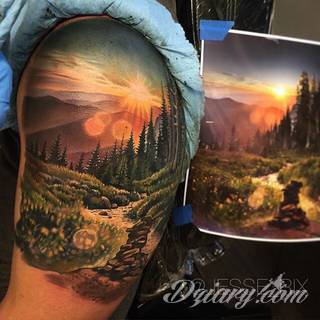 Niesamowite w swojej formie tatuaże-rękawy zajmują cała powierzchnię ramiona i przedramiona. Tworzą jednolitą zdobiącą ciało całość. Taki graficzny rękaw na skórze to tatuaż szczególnie ciekawy w przypadku aktywnych, silnych mężczyzn. 