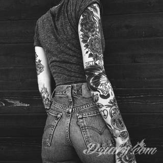 Niesamowite w swojej formie tatuaże-rękawy zajmują cała powierzchnię ramiona i przedramiona. Tworzą jednolitą zdobiącą ciało całość. Taki graficzny rękaw na skórze to tatuaż szczególnie ciekawy w przypadku aktywnych, silnych mężczyzn. 