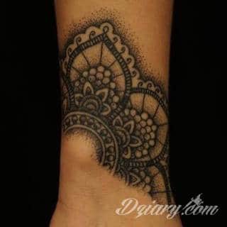 Niesamowite w swojej formie tatuaże-rękawy zajmują cała powierzchnię ramiona i przedramiona. Tworzą jednolitą zdobiącą ciało całość. Taki graficzny rękaw na skórze to tatuaż szczególnie ciekawy w przypadku aktywnych, silnych mężczyzn. 