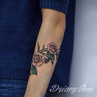 Niesamowite w swojej formie tatuaże-rękawy zajmują cała powierzchnię ramiona i przedramiona. Tworzą jednolitą zdobiącą ciało całość. Taki graficzny rękaw na skórze to tatuaż szczególnie ciekawy w przypadku aktywnych, silnych mężczyzn. 