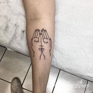 Niesamowite w swojej formie tatuaże-rękawy zajmują cała powierzchnię ramiona i przedramiona. Tworzą jednolitą zdobiącą ciało całość. Taki graficzny rękaw na skórze to tatuaż szczególnie ciekawy w przypadku aktywnych, silnych mężczyzn. 